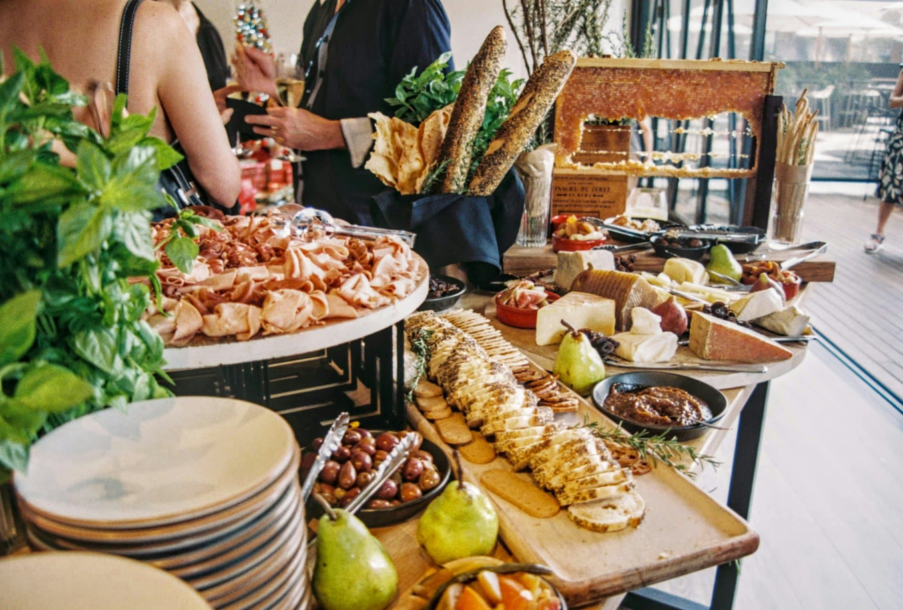 Firmowy lunch, rodzinny stół albo kolacja, którą da się spokojnie zaplanować.
